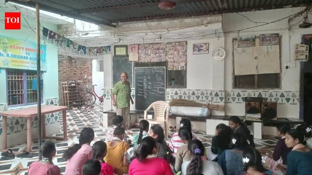 Teacher continues free lessons for 17 yrs | Bhubaneswar News