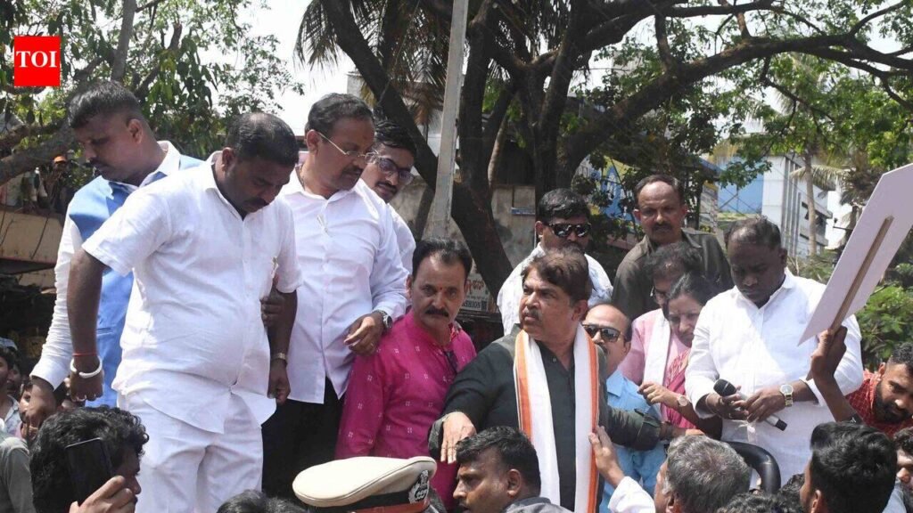 Job aspirants lay siege in Dharwad | Bengaluru News