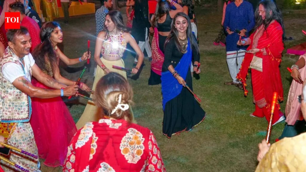 VHP bars Muslims from garba in Maharashtra, opposition slams outfit’s diktat | Mumbai News
