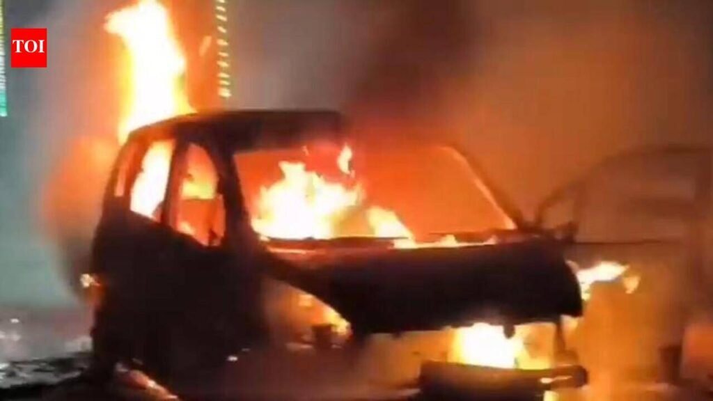 Moving car catches fire on Ganga bridge; 4 escape unhurt | Kanpur News