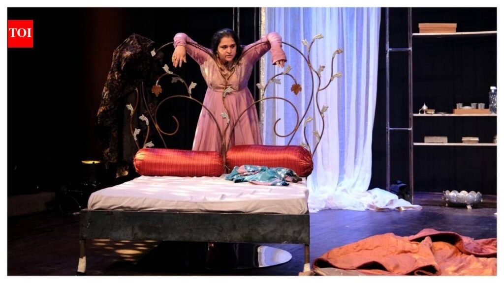 Theatre review: 500 years later, The Queen still knows how to play the game | Mumbai News