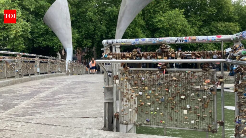 Bristol couples covered Pero’s Bridge with love locks, but 3 tonnes of metal eventually stopped the historic bridge from lifting | World News