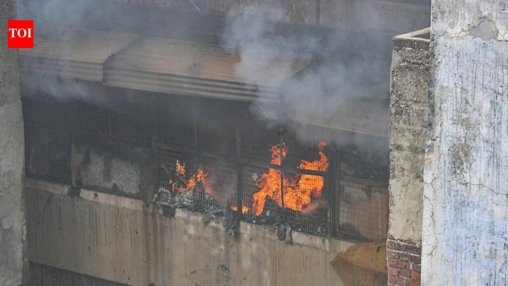 Massive fire engulfs Purohit Ji Ka Katla, over 2 dozen shops gutted | Jaipur News