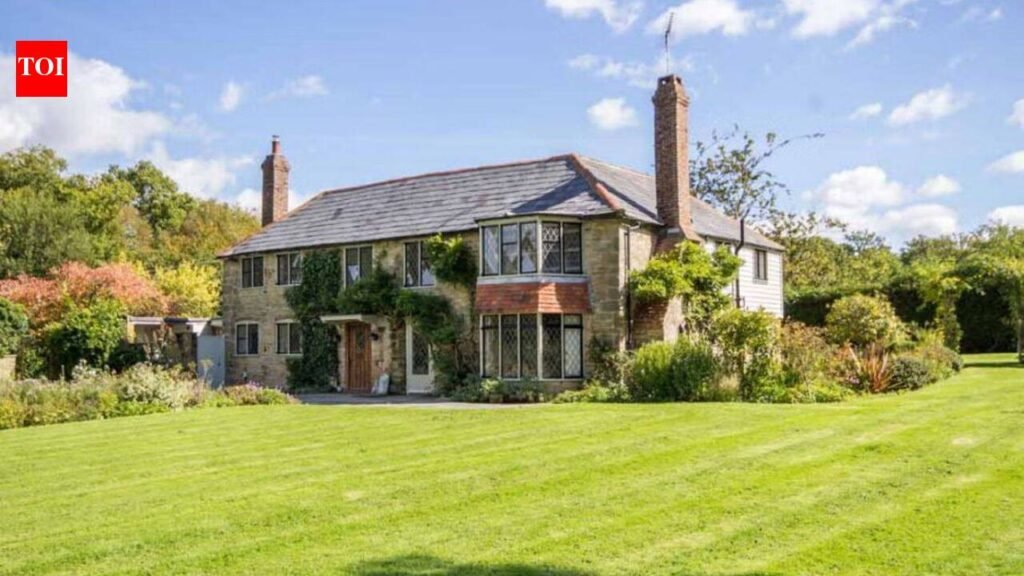 Couple bought a £1.2 million home with a dog-proof fence; years later, neighbours claimed half an acre of their garden | World News