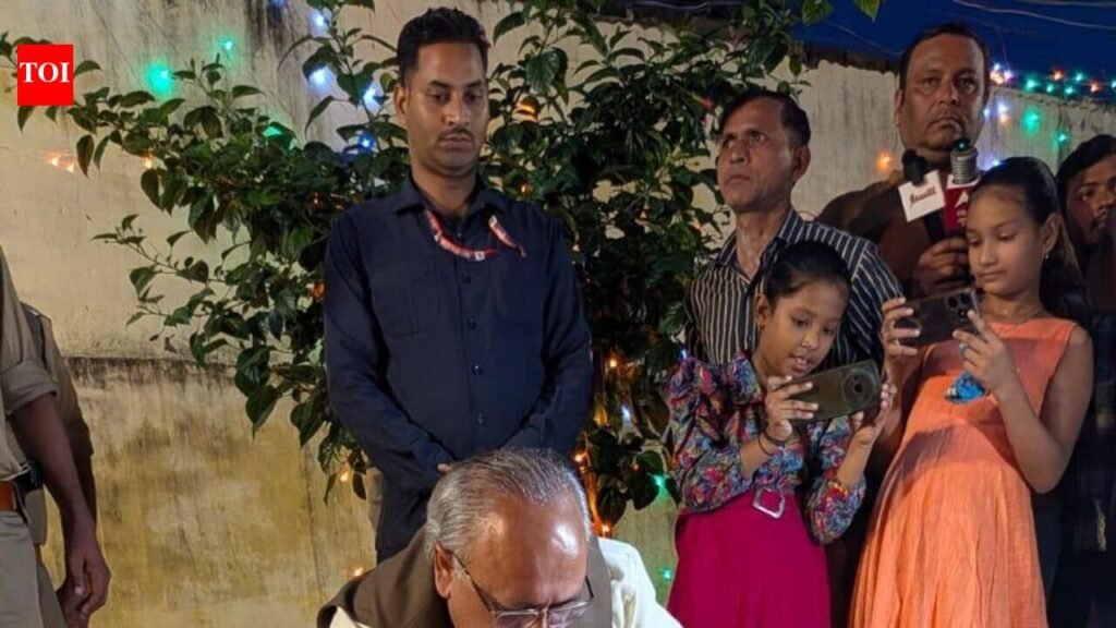 On land once occupied by Atiq, 76 PMAY allottees light diyas for Modi | Prayagraj News