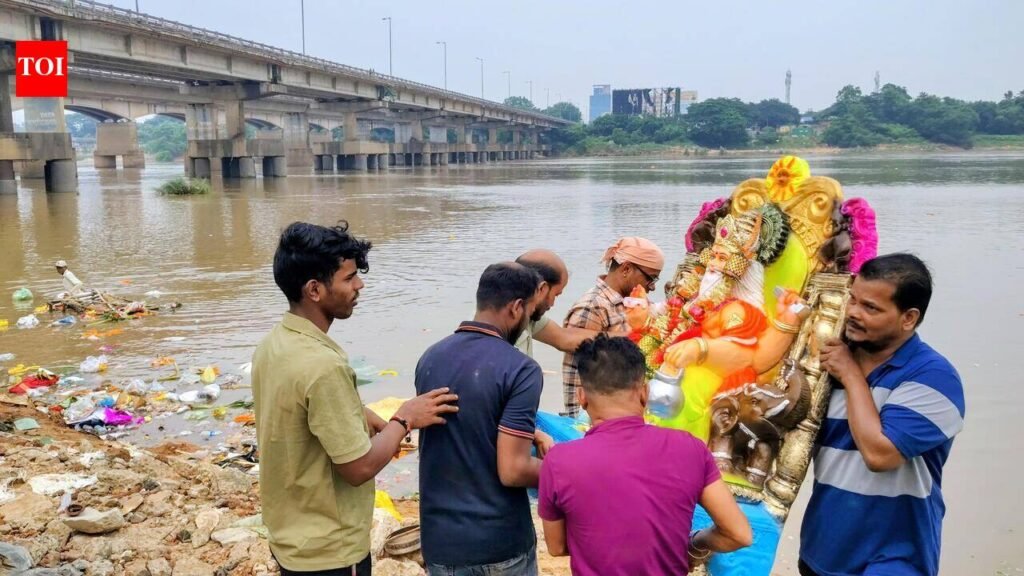 People shun artificial ponds, immerse idols in Kuakhai | Bhubaneswar News