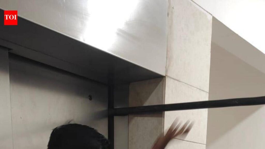 13 stuck in Udhna mall elevator for 45 minutes, rescued | Surat News
