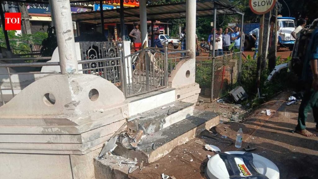 Momentary distraction nearly overturns tourist van at Bhoma | Goa News