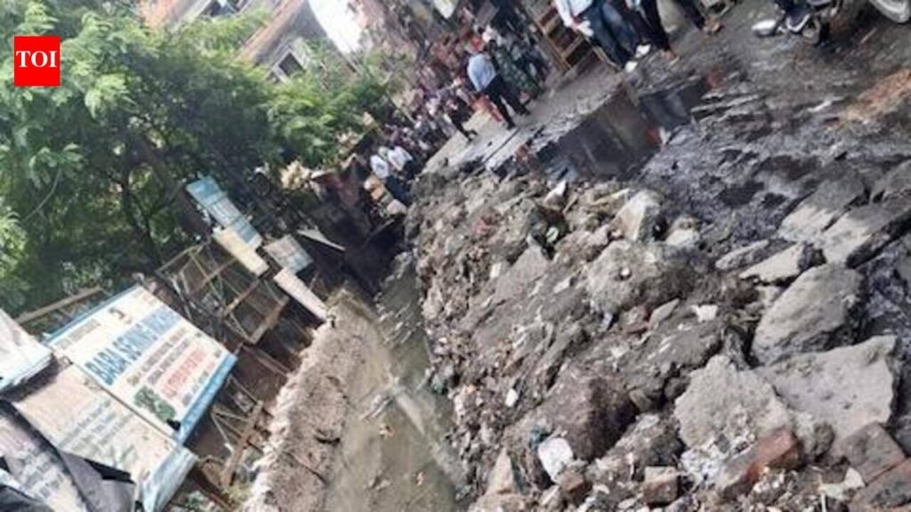Debris blocks access to market in Sector 5 | Noida News