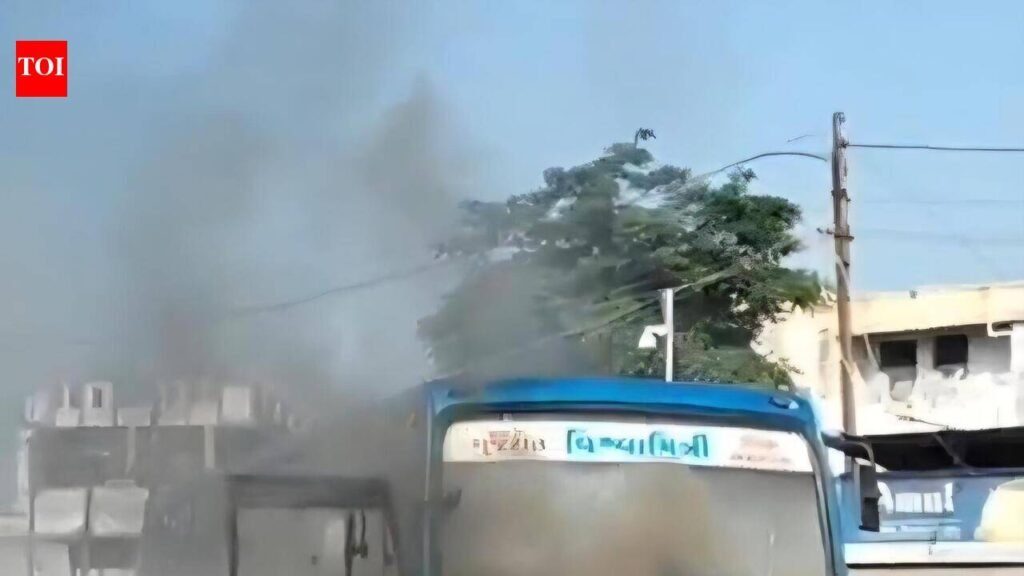 Bus with 30 aboard catches fire, no casualties | Vadodara News