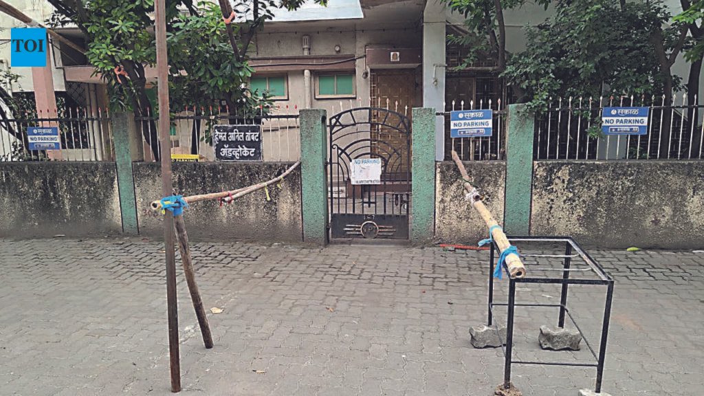 Tired of devotees blocking his home, city advocate puts up barricades | Nagpur News