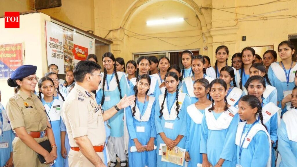 Police commissioner informs girls about police functioning, ops of Mahila Help Desk | Kanpur News
