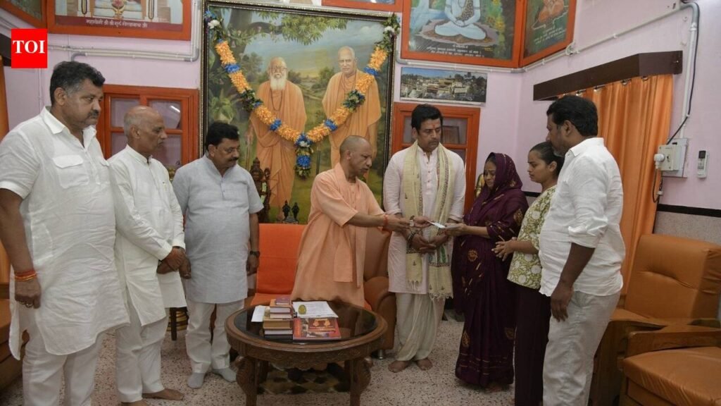 Yogi extends financial aid to two bereaved families | Varanasi News