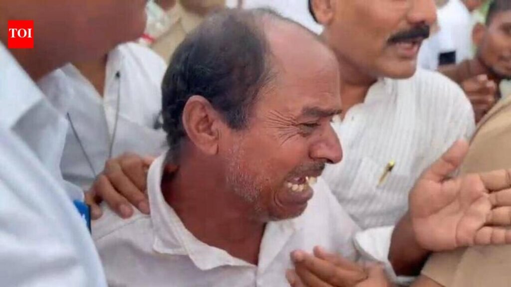 Shinde inspects soyabean fields in Akola district, assures farmers of govct aid | Nagpur News