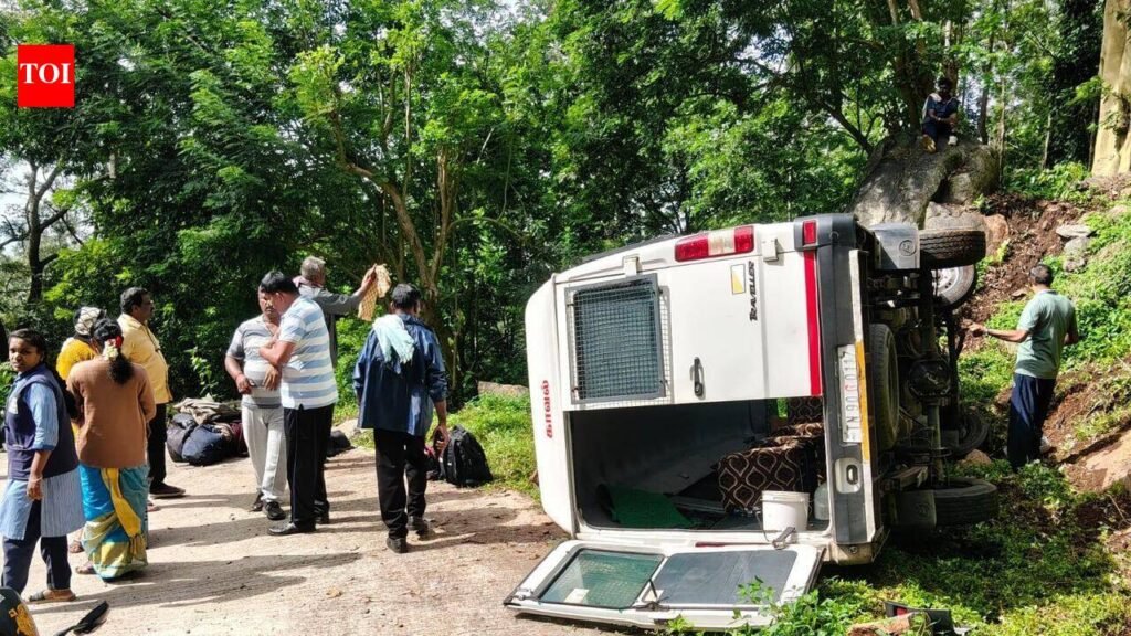Police vehicle overturns in Yercaud, 18 escape with minor injuries | Coimbatore News