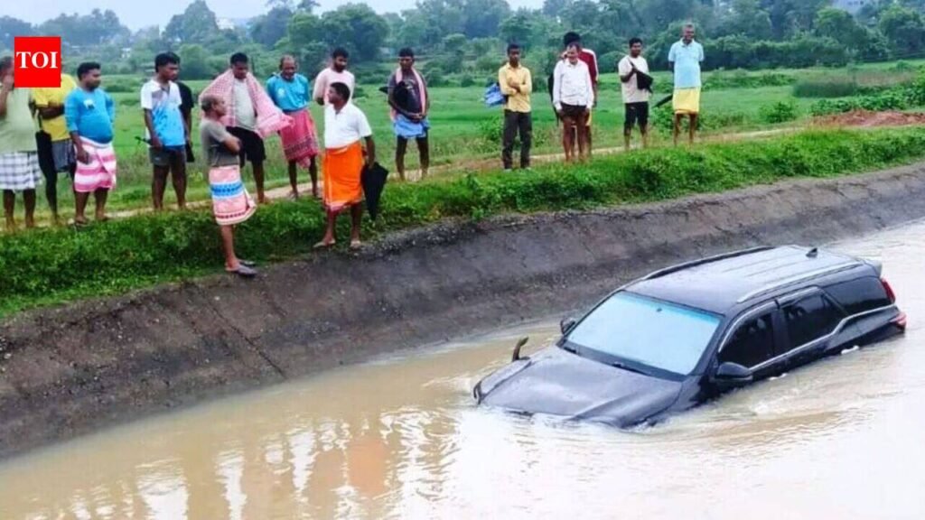 Narrow escape for two as car plunges into Bokaro canal amid rain | Ranchi News