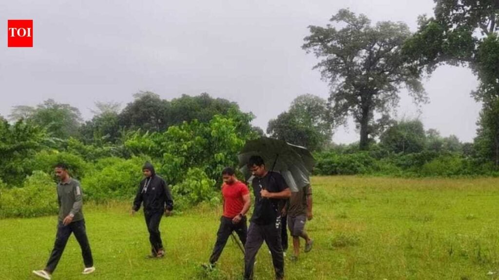 Leopard strays close to residential area near VTR, search on | Patna News