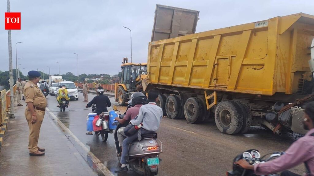 Prayagraj traffic halts for hours after truck breaks down on bridge | Prayagraj News