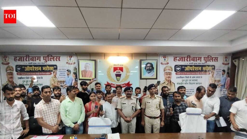 Hazaribag police reunite 39 owners with lost phones | Ranchi News