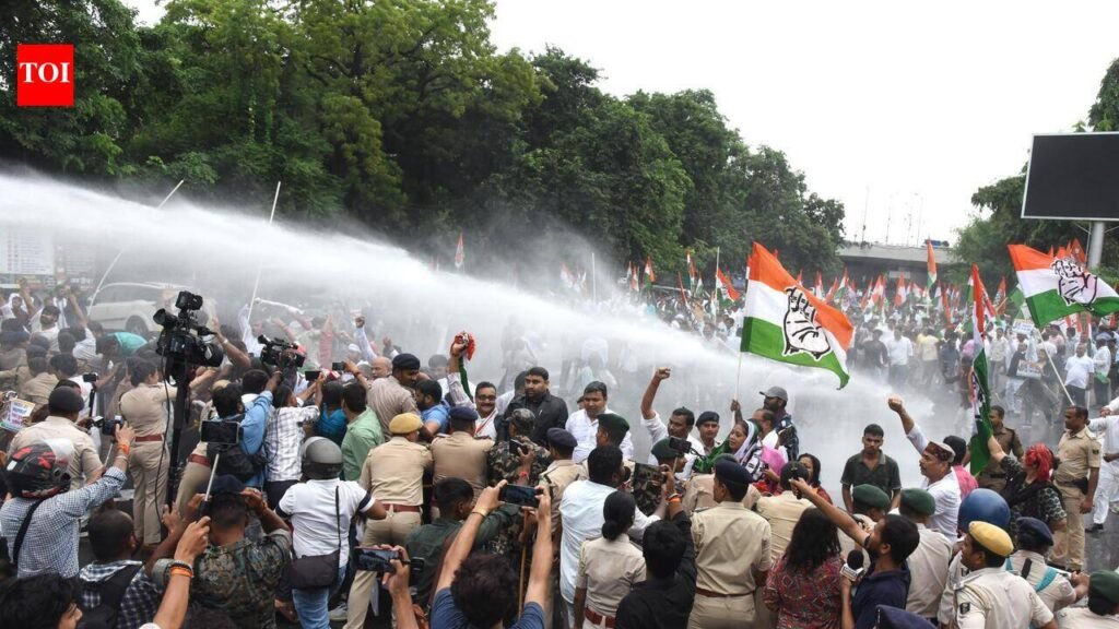 Water cannon used against Congress workers demanding CEC’s resignation | Patna News