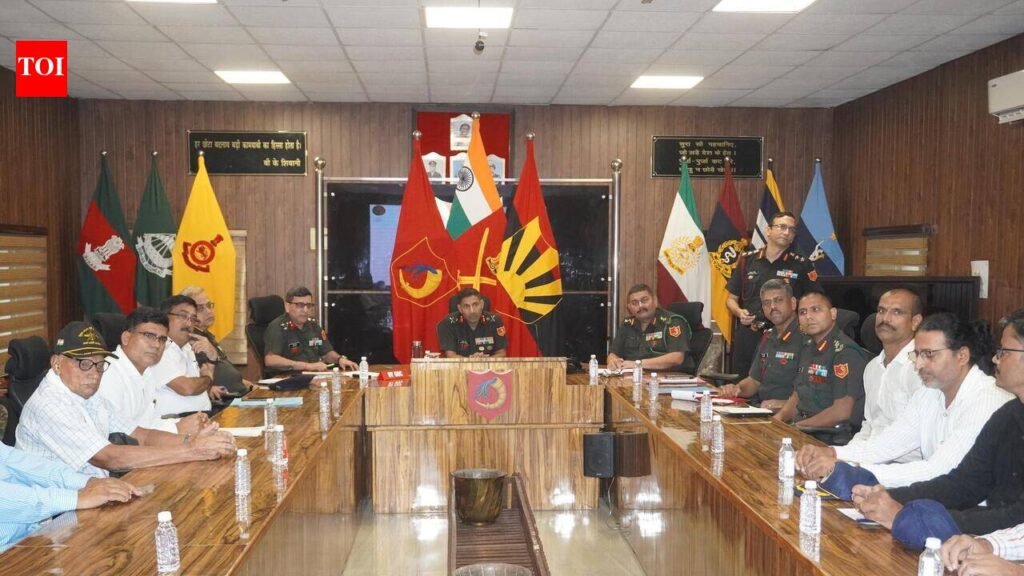 Maj Gen interacts with military veterans | Patna News