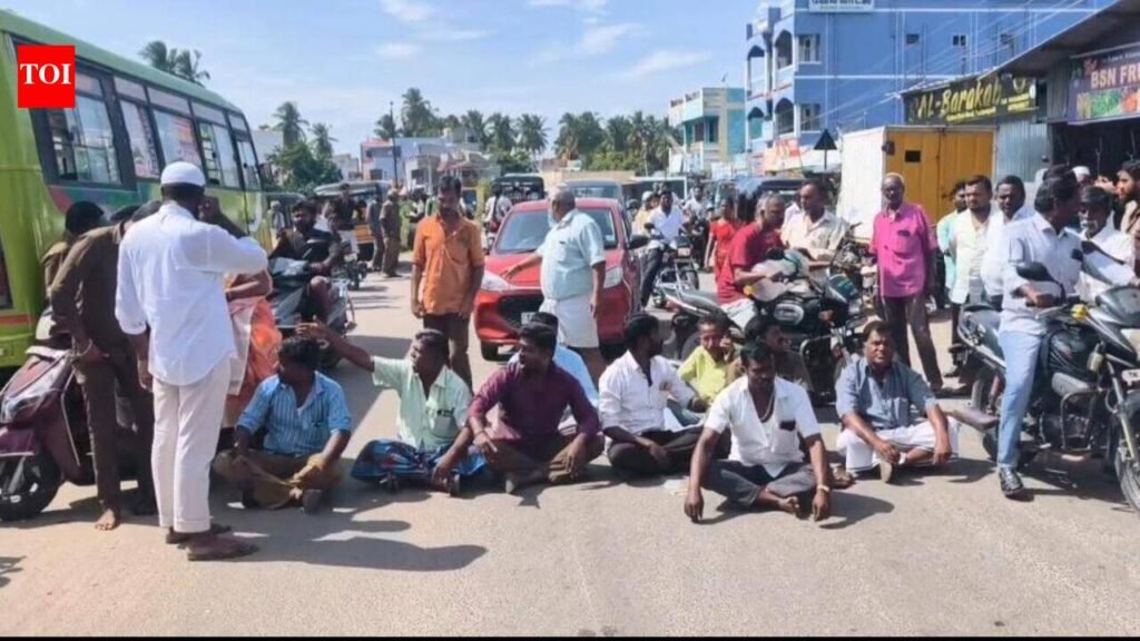 Clash between auto and minibus drivers disrupts traffic in Krishnagiri | Coimbatore News