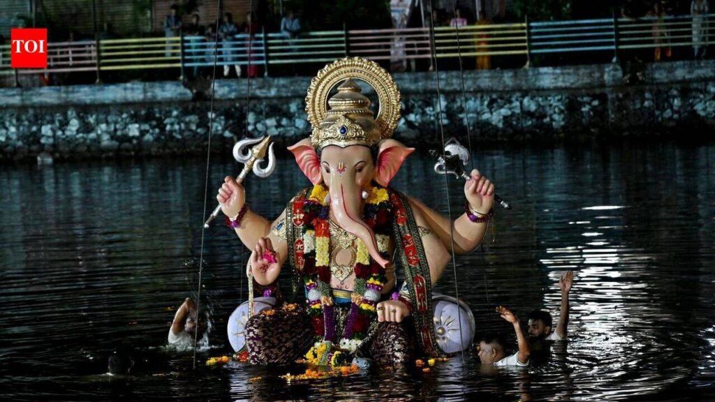 8,573 Ganesh idols immersed at 189 spots as Navi Mumbai marks peaceful visarjan | Mumbai News