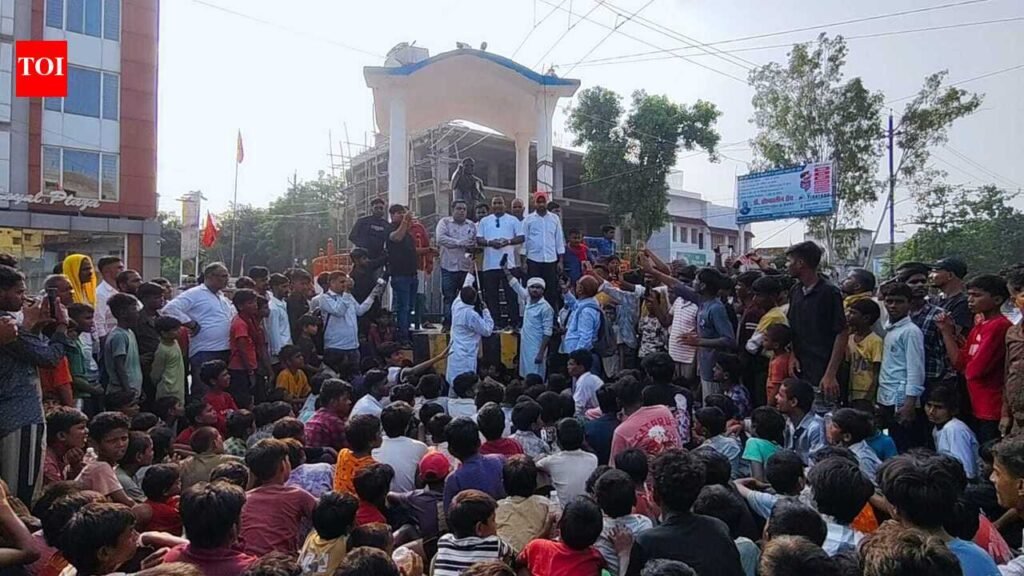 Over 100 students walk 40km to Buxar, protest school conditions | Patna News