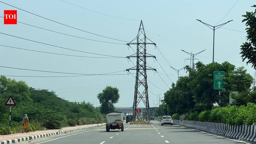 2 years on, power pole in middle of road in Gurgaon puts commuters’ safety at risk | Gurgaon News