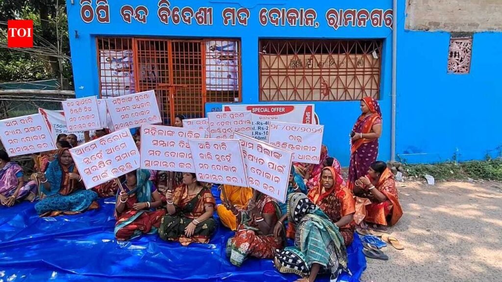 Women sat on dharna in front of the liquor shop demanding its closure | Bhubaneswar News