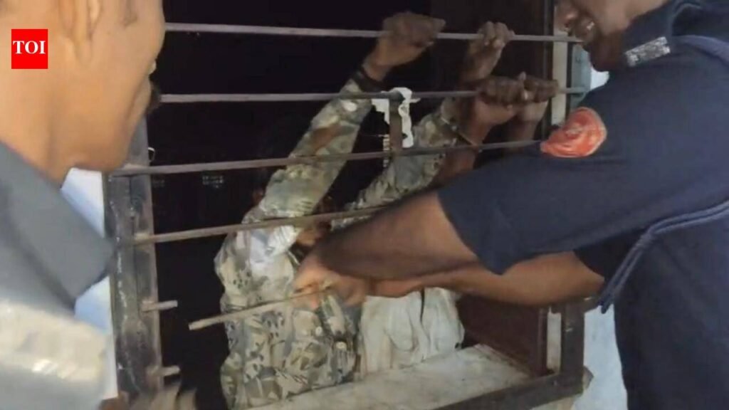 Thieves stranded during stealing bid; rescued by cops | Surat News