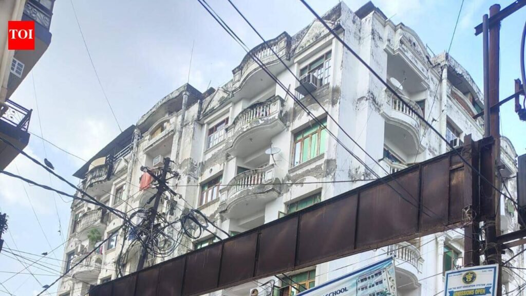 Cracked pillar sparks panic, 25 families evacuated from SA apartment | Lucknow News