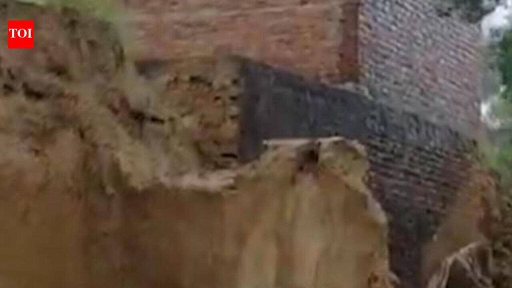Wall collapse injures 8 family members, 4 children critical | Kanpur News