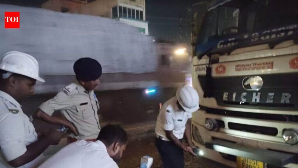 62 heavy vehicles parked illegally on roads penalised in JSR | Ranchi News