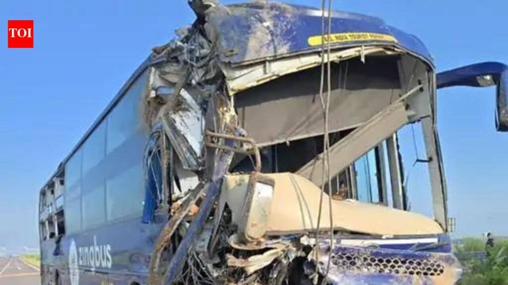 Delhi–Lucknow sleeper bus overturns on Ganga Expressway, 17 injured | Lucknow News