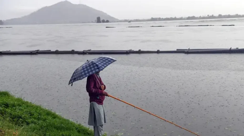 Light rain, hailstorm, gusty winds hit parts of Kashmir