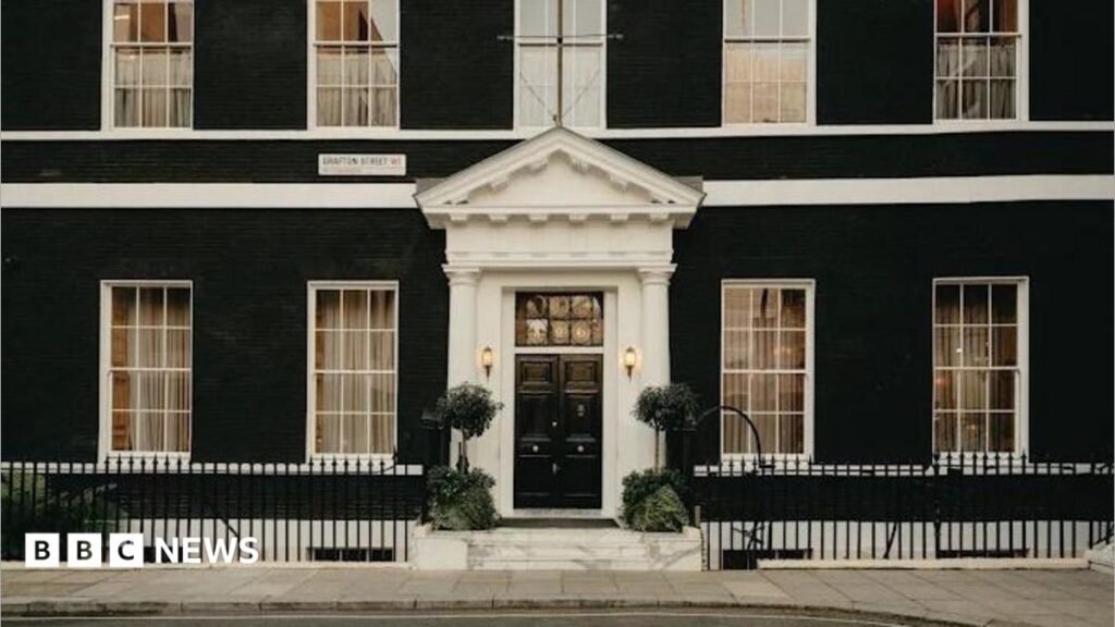 Mayfair club closes as Met investigates weapon claim
