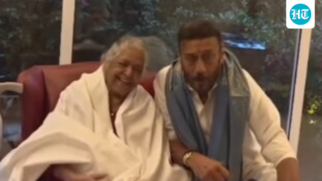 Jackie Shroff gifts veteran actor Shubha Khote a shawl, shares heartwarming moment with her. Watch