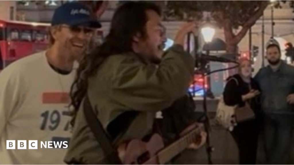 Coldplay star Chris Martin joins busker for impromptu duet