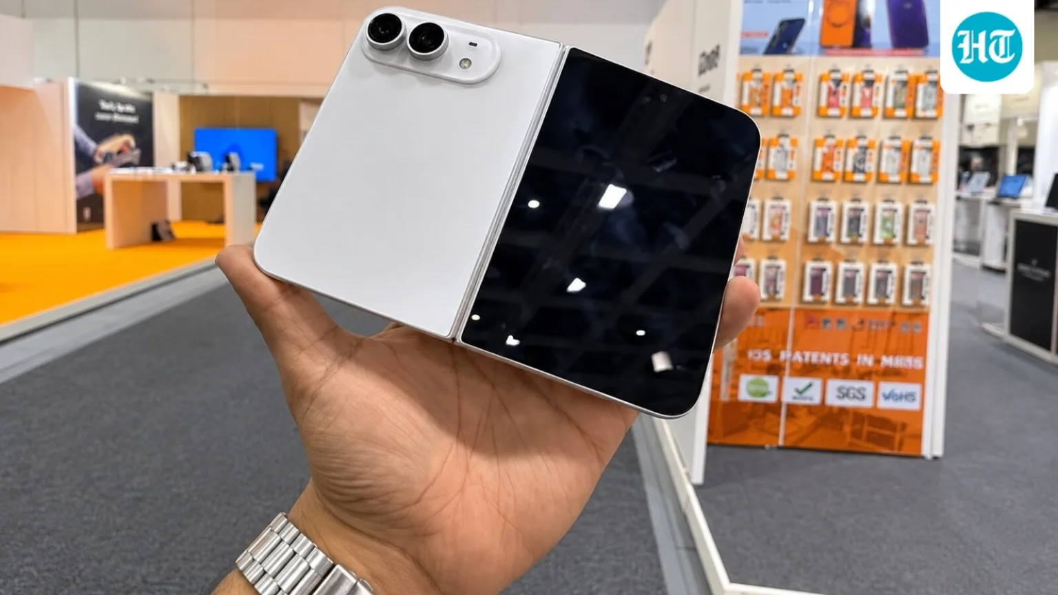 iPhone Duo, not iPhone Ultra, tipped as Apple’s first foldable phone, with a $2,000 price tag
(HT Tech)