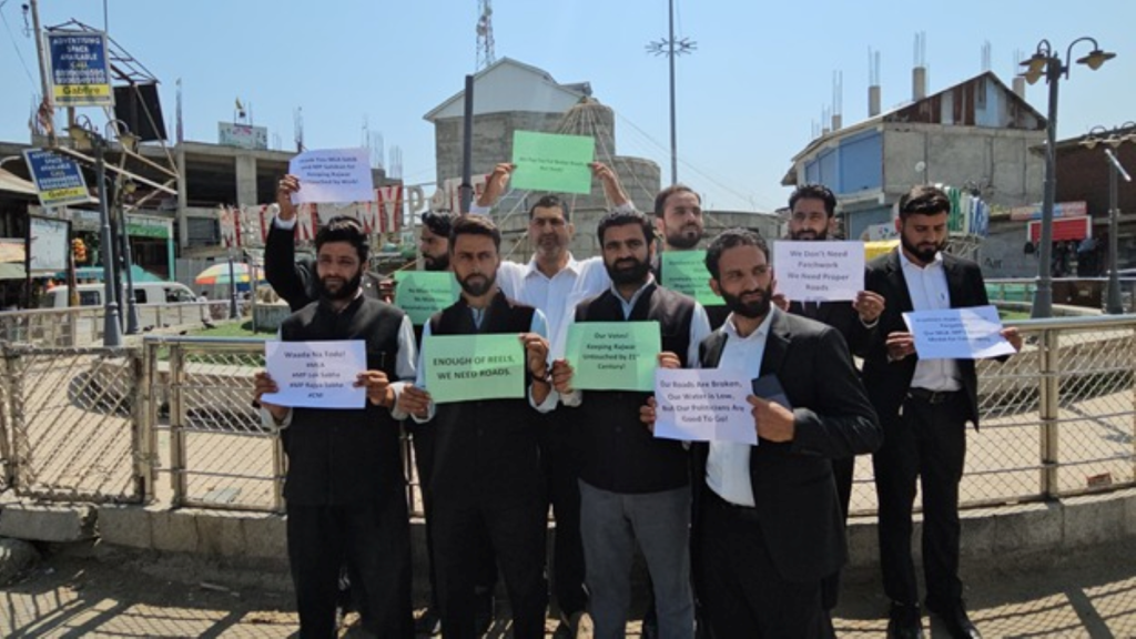 Rajwar advocates protest dilapidated Handwara-Rajwar road