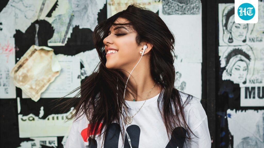 The internet says earphones cause earwax build-up. Here’s what ENT expert says about this health claim
