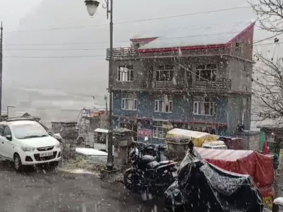 Season’s first snowfall blankets J&K’s higher reaches; snow-clearing ops begin at Pir Panjal