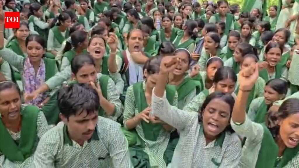 Koderma students march 3km to block office over teacher shortage, poor infrastructure | Ranchi News