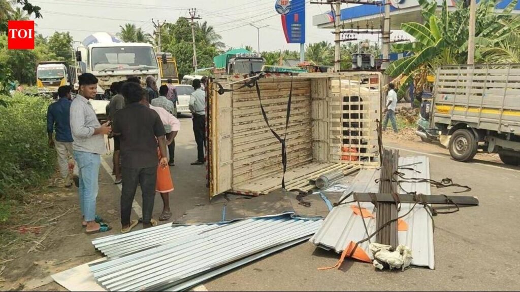 Goods auto overturns following collision near Pallipalayam, traffic hit | Coimbatore News