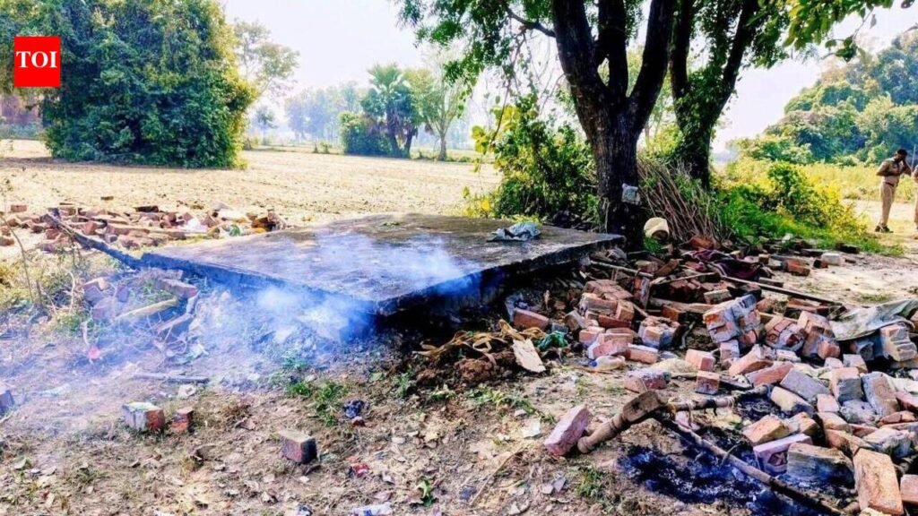 Crackers shop gutted in explosion in Farrukhabad | Kanpur News
