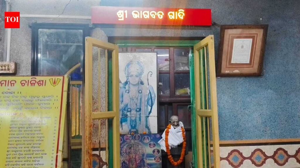 For 65 yrs, Gandhi idol worshipped alongside Lord Jagannath in silk city temple | Bhubaneswar News