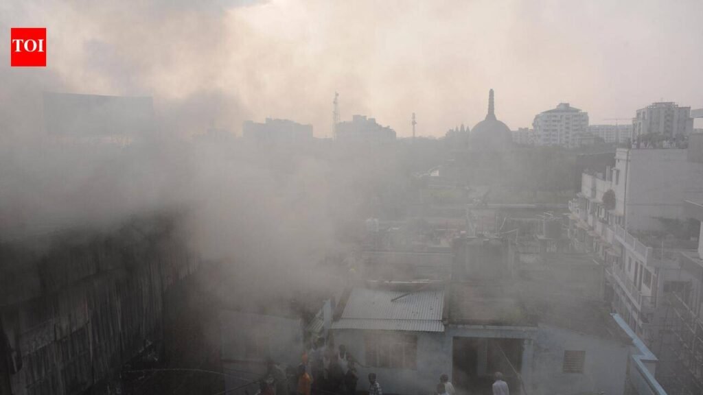 Panic at Chandni Market as fire engulfs warehouse | Patna News