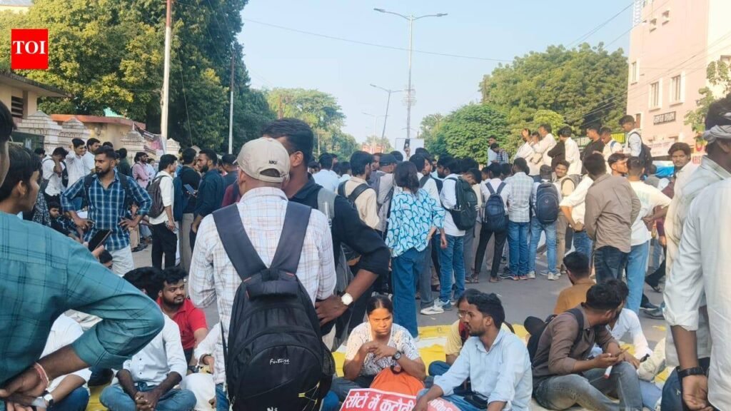 AU students block road, escalate protest over fee hike, other demands | Prayagraj News