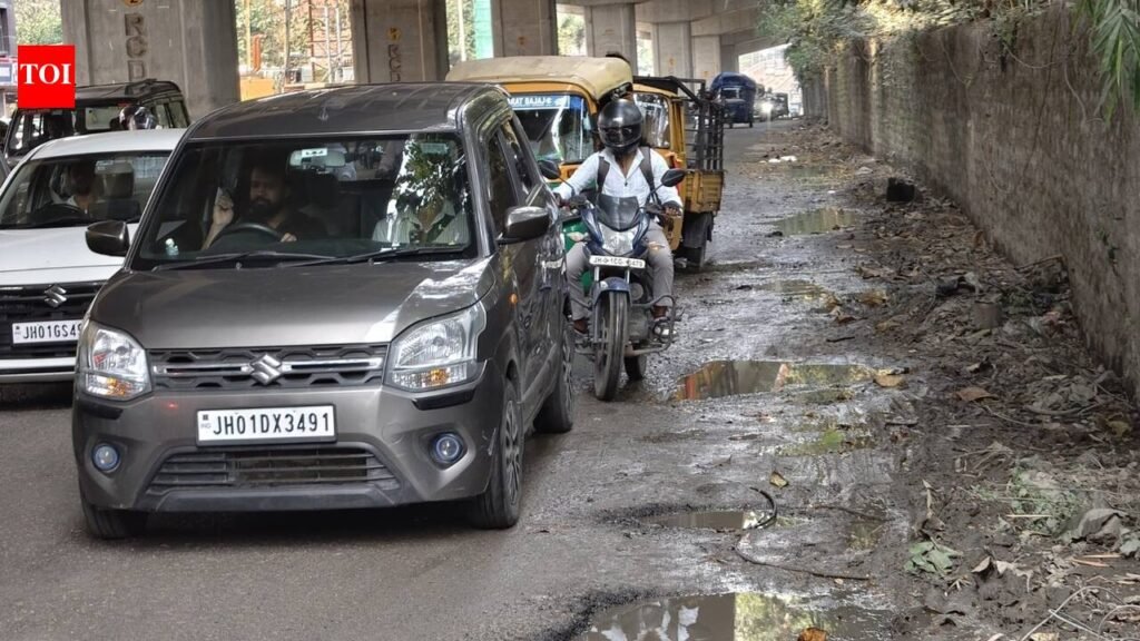 Potholes on key routes raise concerns | Ranchi News